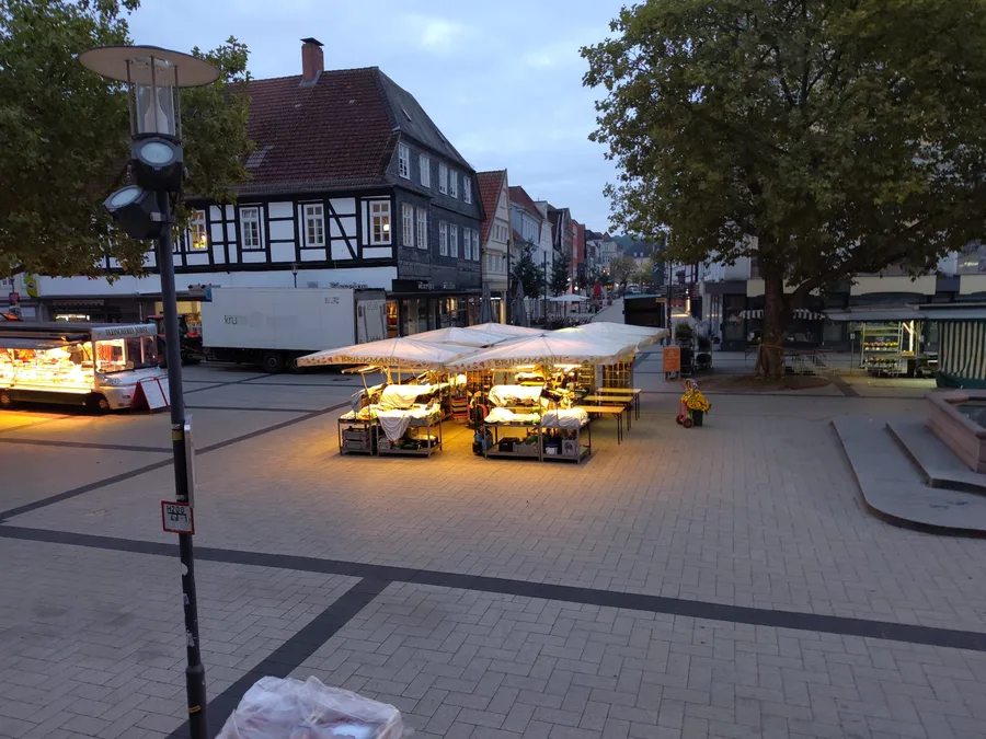 Der beleuchtete Bio-Stand Brinkmann in der Morgendämmerung