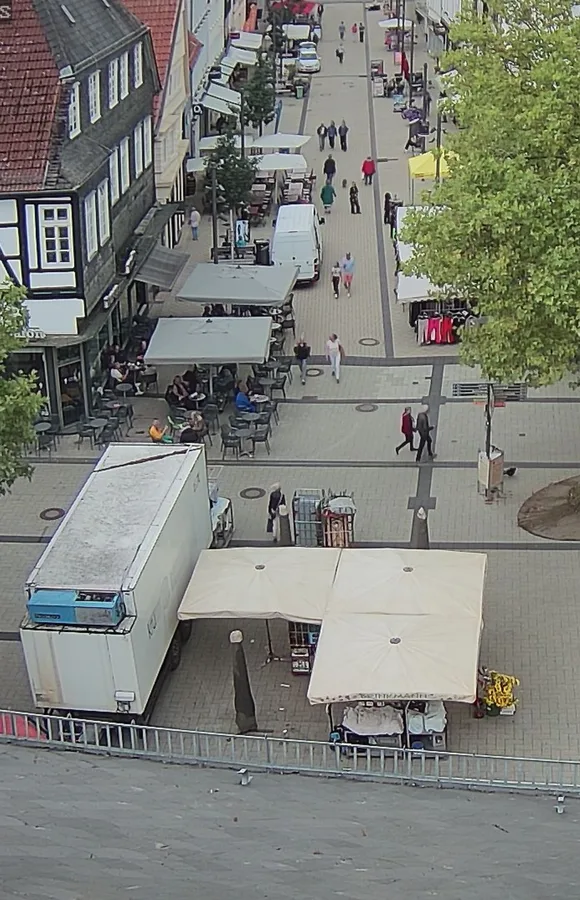 Blick von oben auf den Marktplatz mit dem Bio-Stand Brinkmann